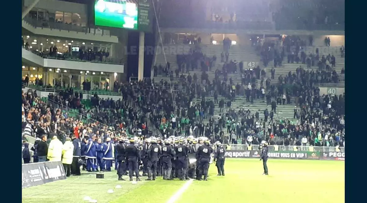 Franța, etapa a 12-a: incidente la derby-ul St. Etienne - Lyon. La 0-5, fanii au invadat terenul și au întrerupt meciul. Rezultate / VIDEO