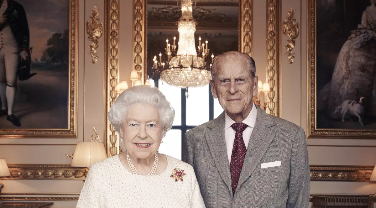 FOTO | O poveste ca-n basme. Regina Elisabeta a II-a și prințul Philip aniversează 70 de ani de căsnicie: “Cu adevărat îndrăgostită”