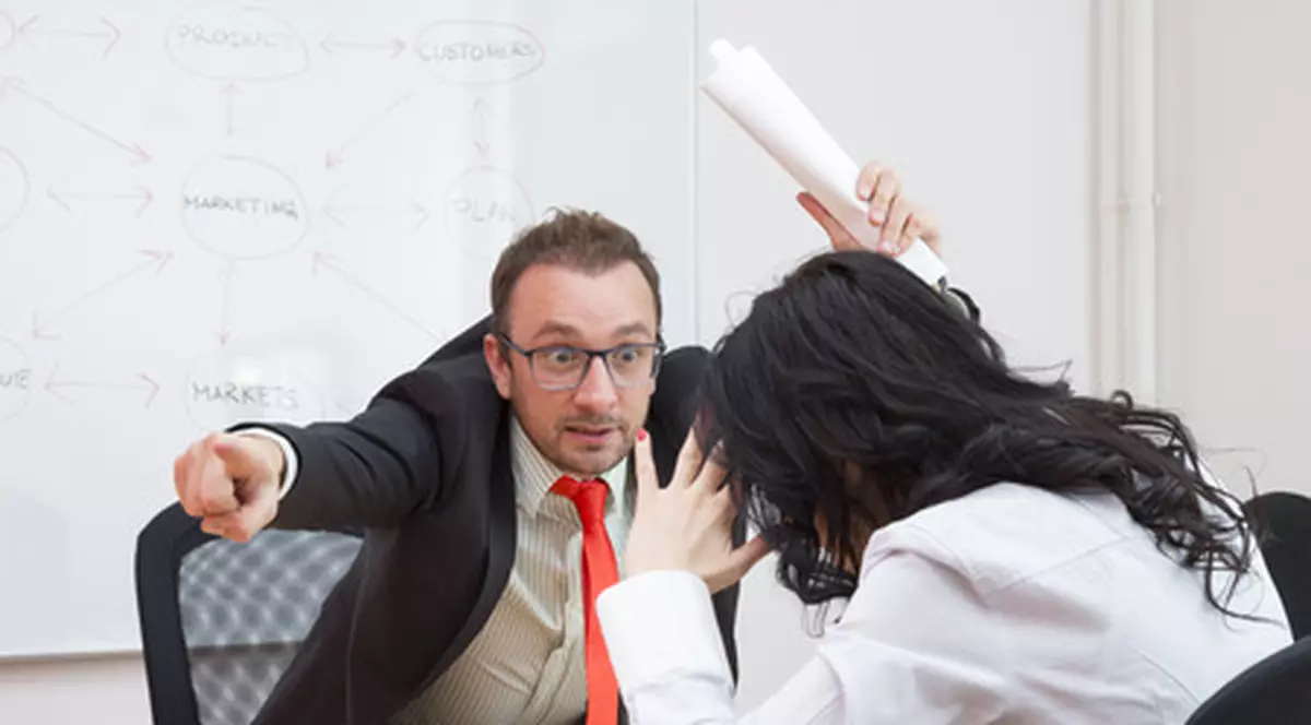 Mai mulți angajați ai unei bănci au fost uimiliți pentru performanțe slabe. Au fost bătuți la fund în fața colegilor | VIDEO