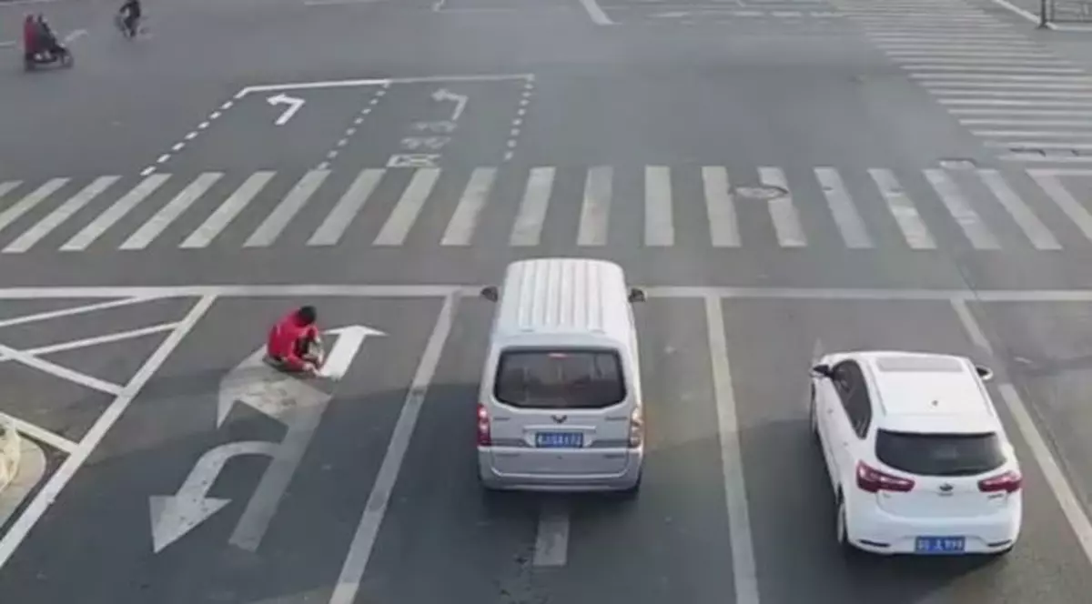 să vopsească singur semnele rutiere de pe șosea