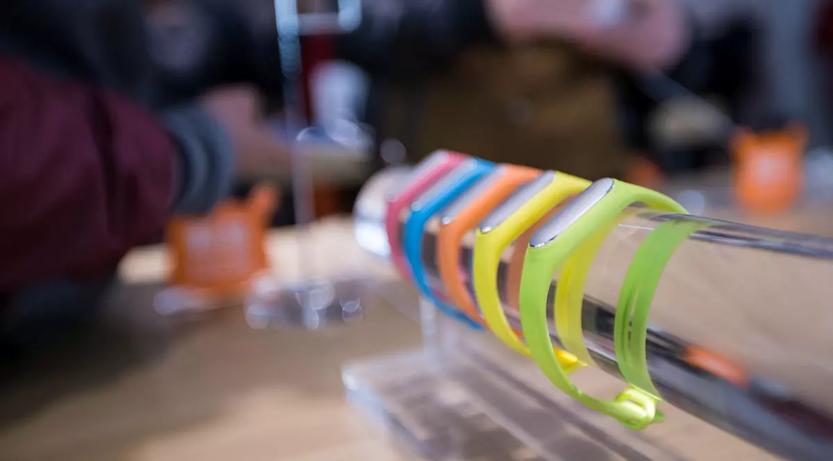 Germania interzice comercializarea de smartwatch-uri pentru copii și le recomandă părinților să le distrugă pe cele existente. Smartwatch-uri pe un stand într-un magazin