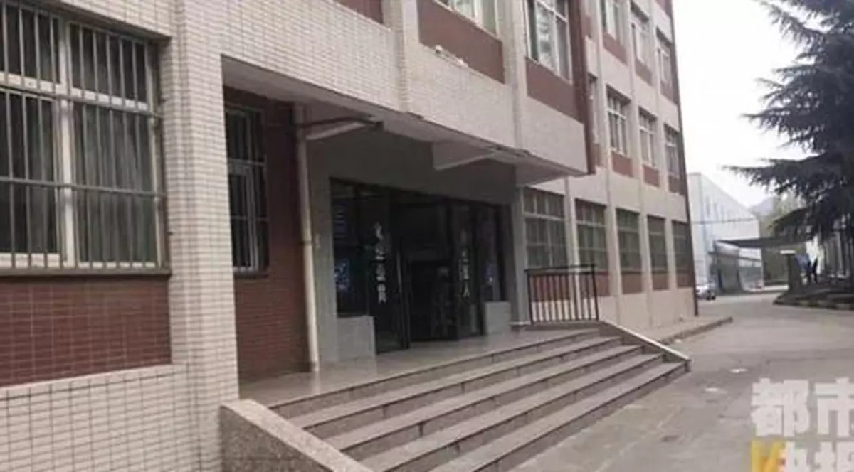 Și-a aruncat copilul de pe geamul camerei de cămin