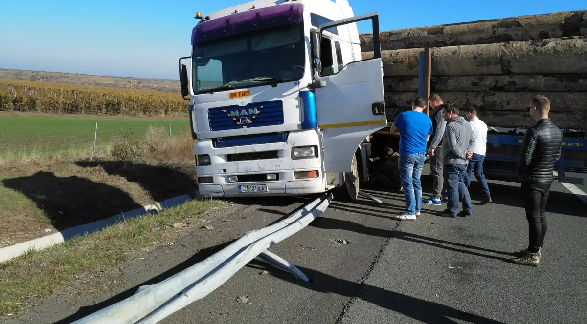FOTO | Un TIR încărcat cu bușteni a rămas de-a curmezișul pe autostrada A2