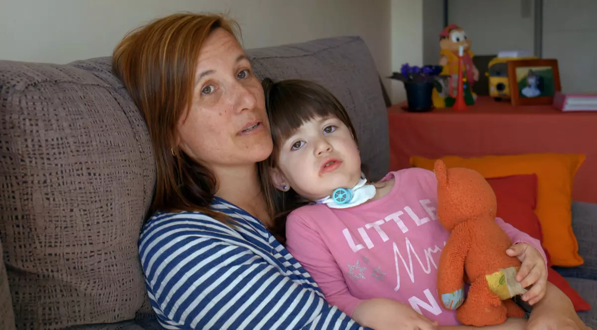 O fată de trei ani riscă să moară dacă adoarme. Boala rară de care suferă