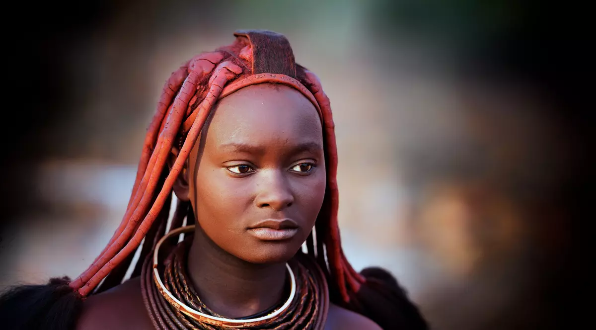 Femeile din tribul Himba au ajuns cunoscute în toată lumea. Nu se spală niciodată, dar atrag bărbații prin goliciunea și frumusețea lor naturale | FOTO