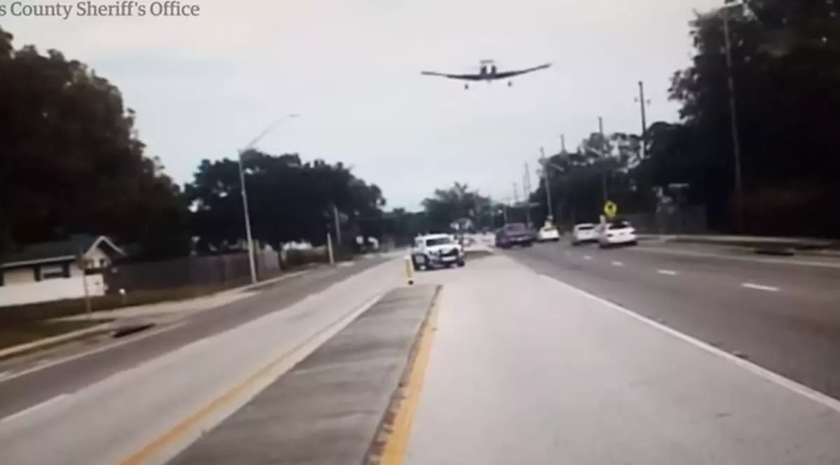 VIDEO | Un avion a aterizat de urgență pe o autostradă