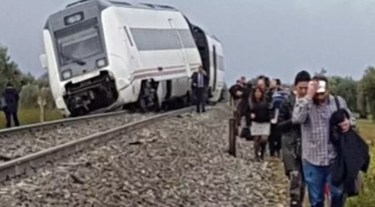 Un tren a deraiat în sudul Spaniei. Cel puțin 21 de oameni au fost răniți