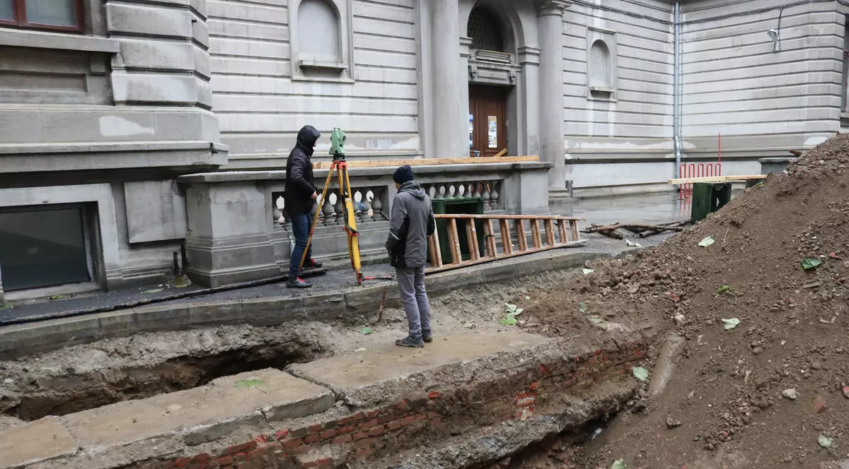 săpături arheologice în curtea Universității din București