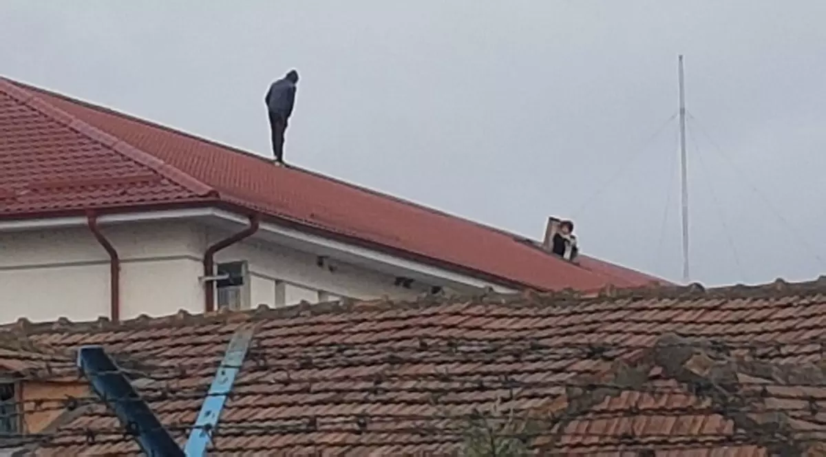 Un deținut al Penitenciarului Vaslui protestează pe acoperișul instituției