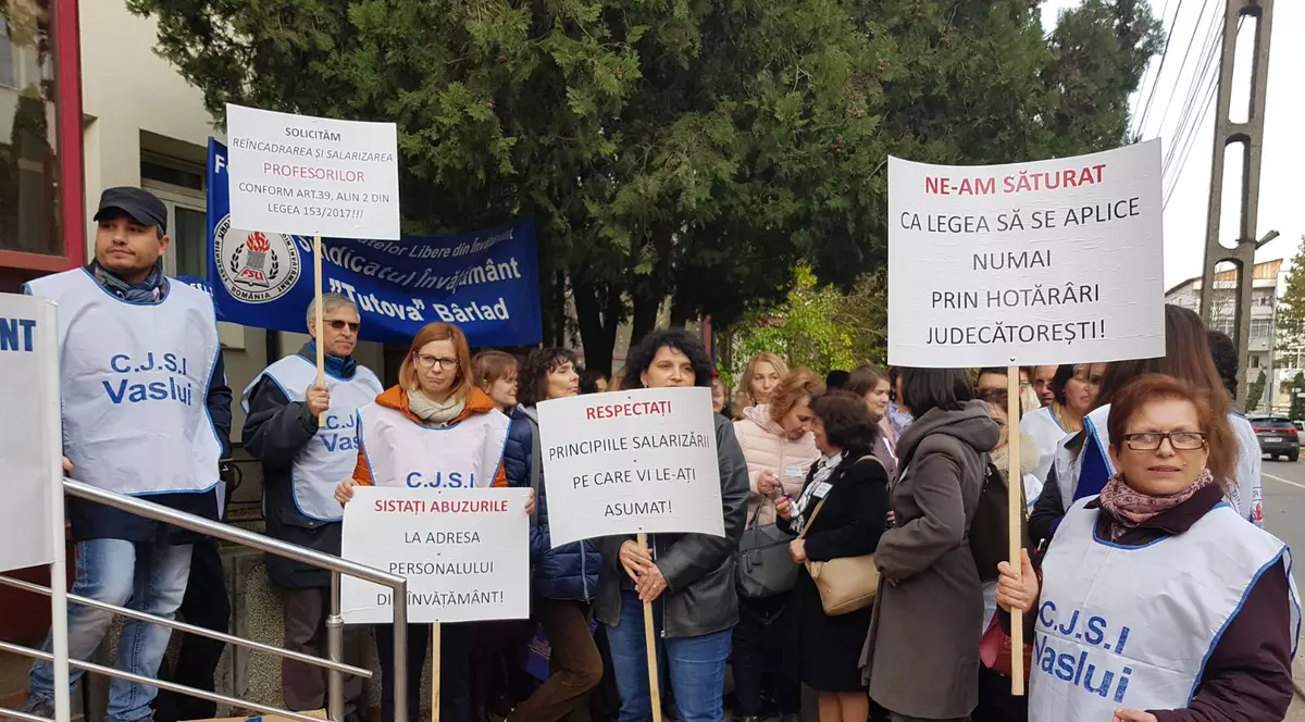 Profesorii au ieșit în stradă la Vaslui: ”Sistați abuzurile la adresa personalului din învățământ”