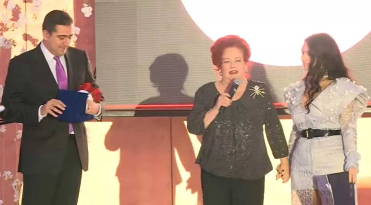 Dan Cristian Popescu, viceprimarul sectorului 2, i-a înmânat un premiu actriței Stela Popescu