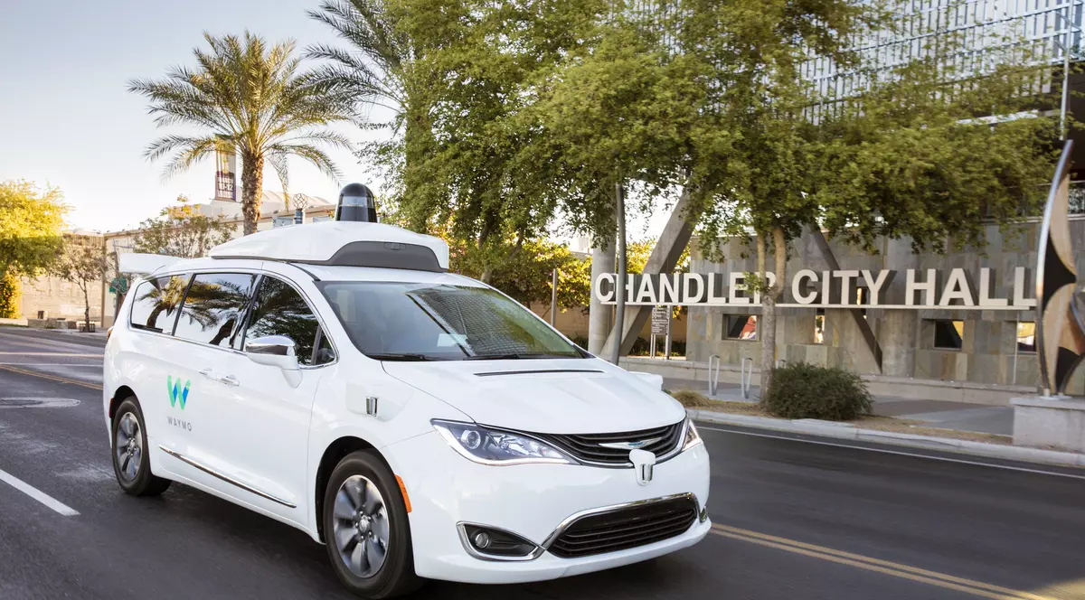 Google a lansat taxiuri fără șofer în Phoenix, Arizona. Mașină Chrysler Pacifica cu sistemele Google, complet autonomă, pe străzile din Chandler, o suburbie a metropolei Phoenix