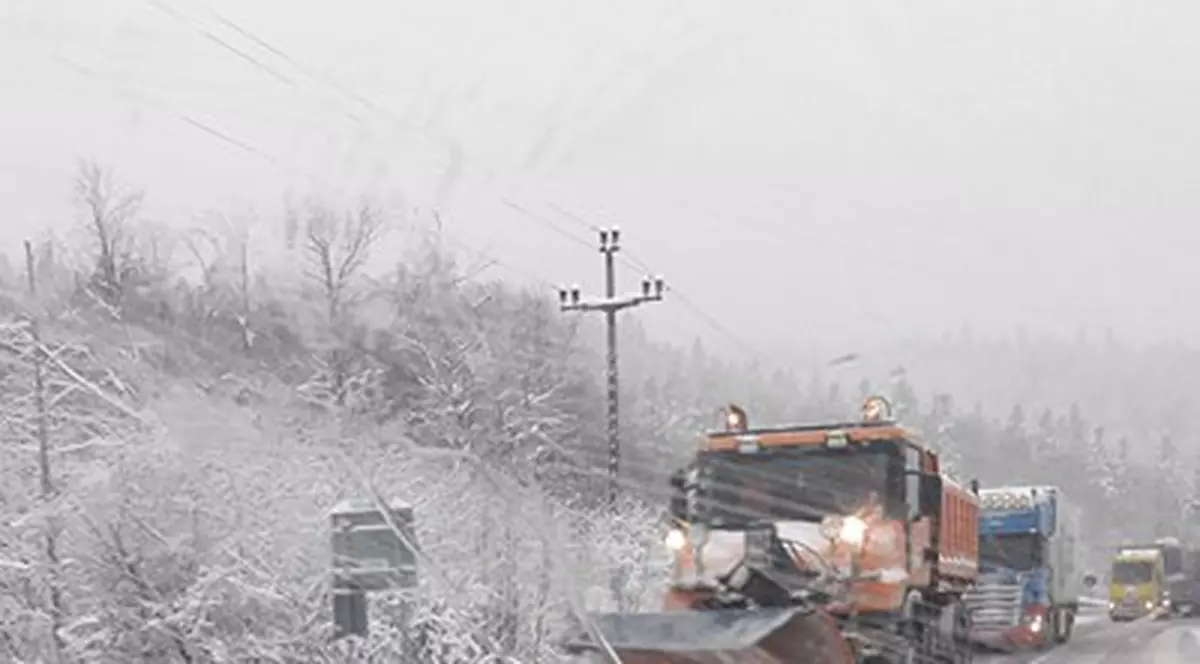 Autobuz cu 18 pasageri şi mai multe maşini s-au răsturnat în Vrancea şi Galaţi