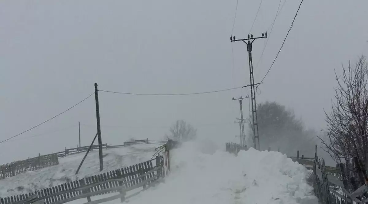 Patru sate din Vrancea, izolate sub nămeți. Zăpada Drumarii intervin pentru îndepărtarea zăpezii