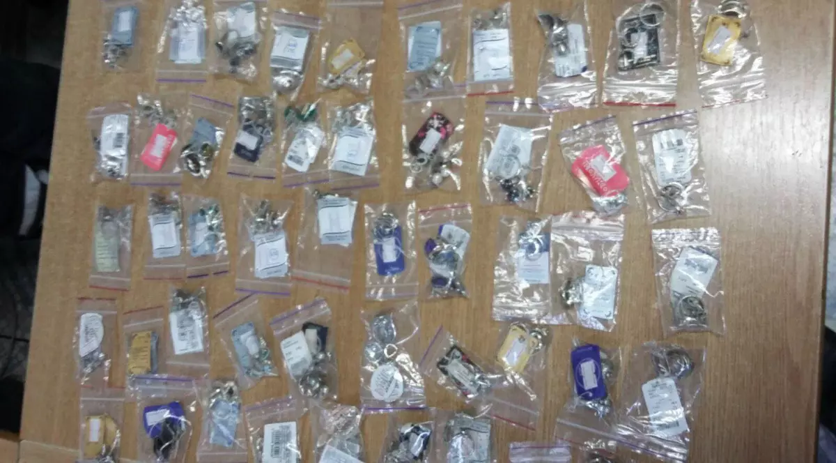 Galaţi: Peste două kilograme de bijuterii din argint, ascunse în bagaje de o femeie