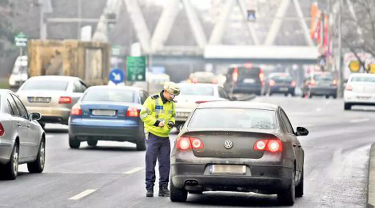 Doi șoferi drogați, prinși în trafic de polițiștii giurgiuveni. Analizele au arătat că bărbații consumaseră cocaină