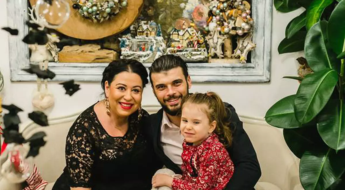 Fetița Oanei Roman, ședință foto spectaculoasă înainte de Crăciun. Părinții ei i-au fost alături