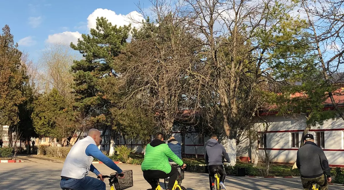 Deținuții încarcerați la ”Jilava” au ocazia să evadeze din curțile de plimbare! Și asta pentru că, începând de azi, vor pedala pe două roți. Printre pușcăriașii aflați în penitenciarul de la marginea Capitalei sunt și vedete! Astfel, Cristi Borcea și Victor Becali se vor plimba cu bicicleta în pușcărie. Dar nu singuri, ci cu gardienii pe urme.