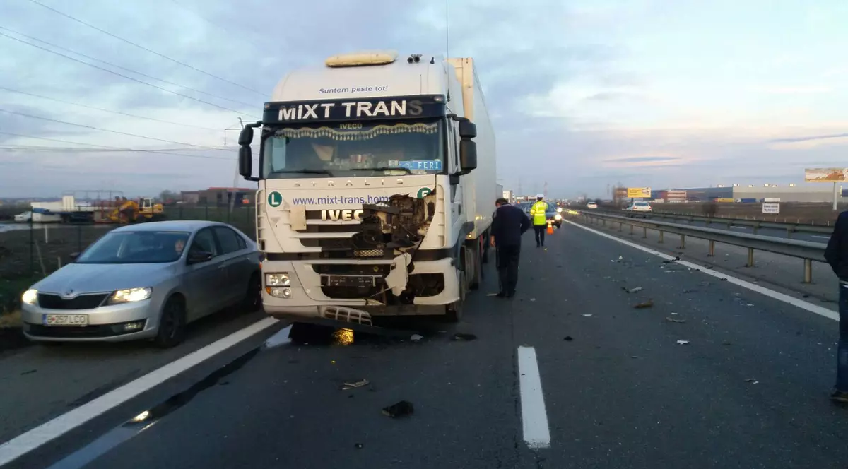 FOTO/ Accident pe A1 între un TIR și două mașini. 11 persoane implicate