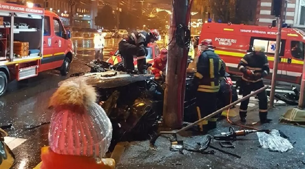 Accident în Galați, soldat cu doi morți și doi răniți. Oamenii au intrat cu mașina într-un stâlp