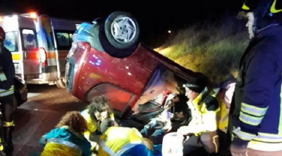 Doi români din Italia s-au răsturnat cu o mașină furată