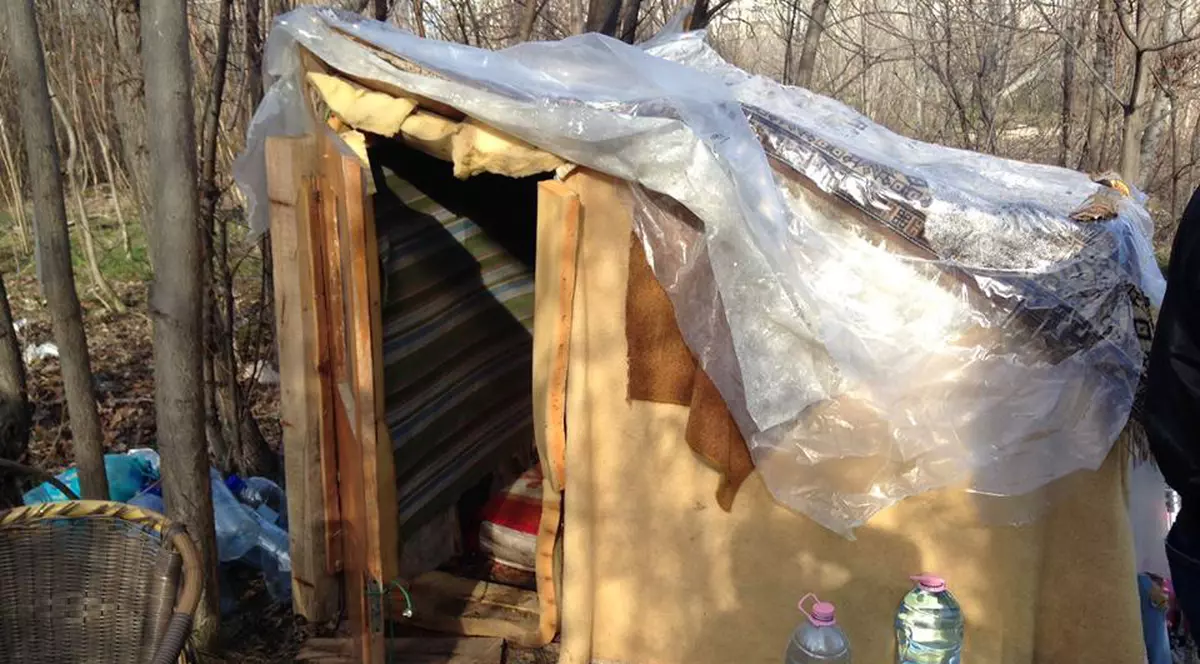 UIte ce adăpost și-au făcut oamenii străzii