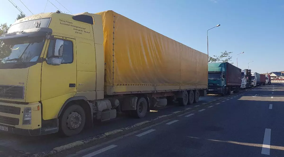 Un șofer a murit în TIR, într-o parcare din Argeș. Abia după două ore ceilalți și-au dat seama că e mort