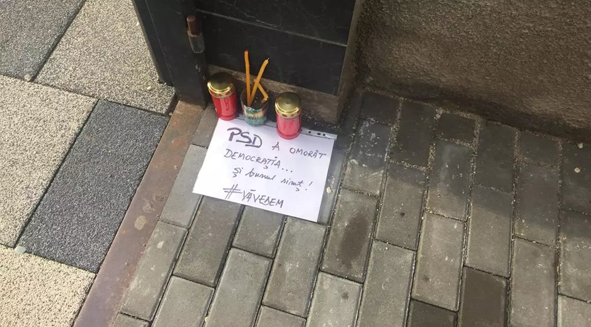 Candele şi lumânări puse la intrarea în sediul PSD Alba. "PSD a omorât democraţia…şi bunul simţ”
