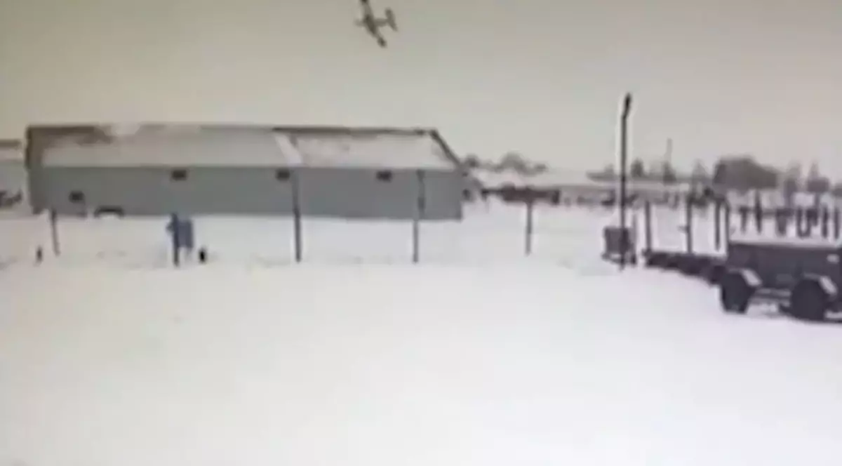 VIDEO| Momentul în care un avion de pasageri s-a prăbușit în nordul Rusiei. Patru persoane, printre care un copil, au murit