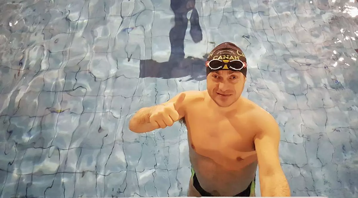 Avram Iancu înoată 12 ore fără oprire pentru un copil bolnav de cancer