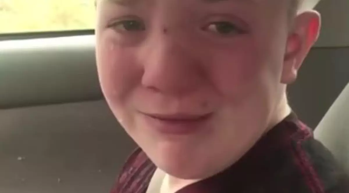 Mesajul unui copil batjocorit de colegi a devenit viral. Vedetele i-au sărit în ajutor | VIDEO