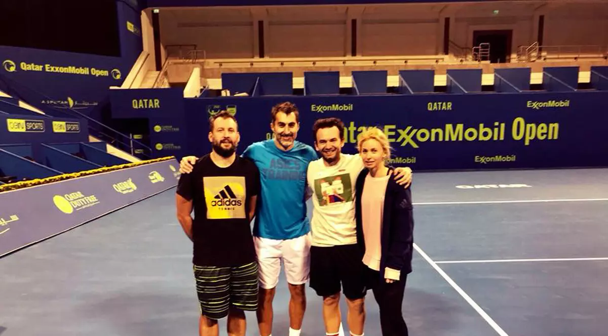 Florin Mergea și soția Daiana, alături de Zimonjici și de un antrenor (stânga)