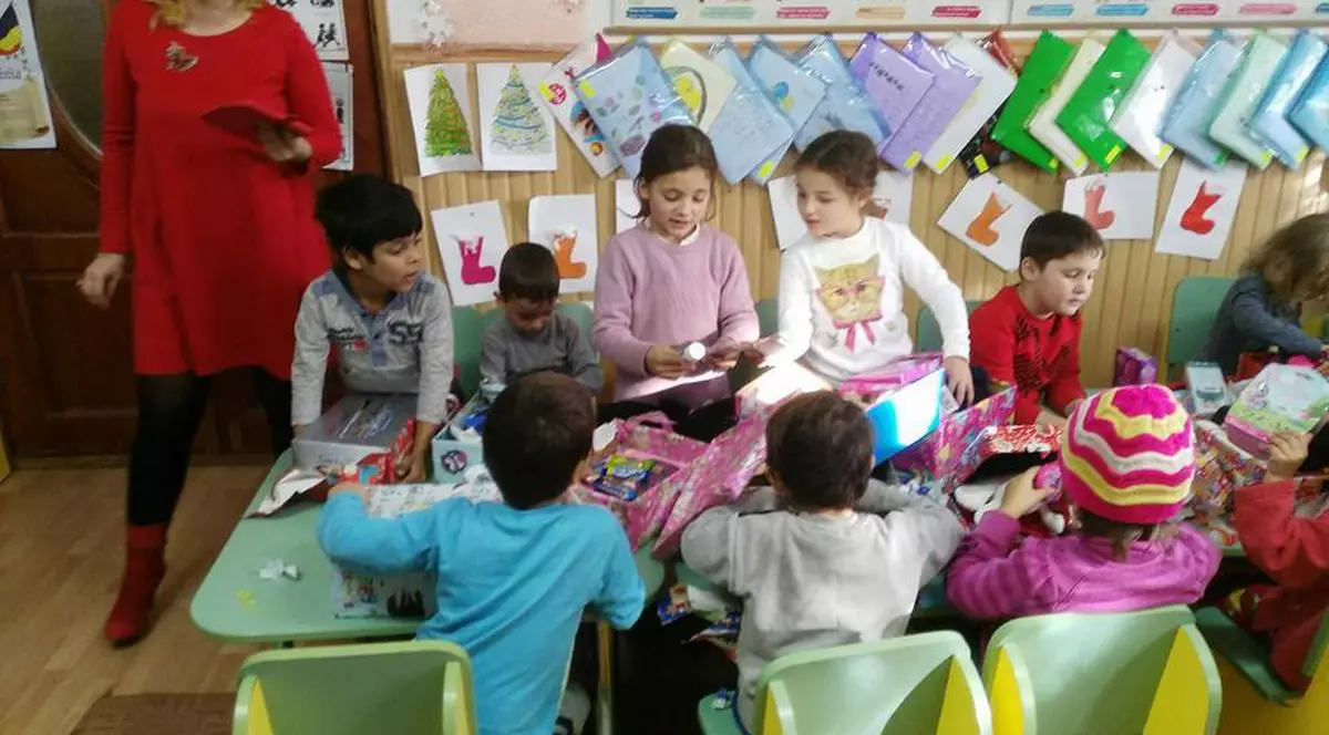 De la gustul amar al sărăciei la bucuria pentru zâmbetele înflorite pe chipurile copiilor pe care îi ajută