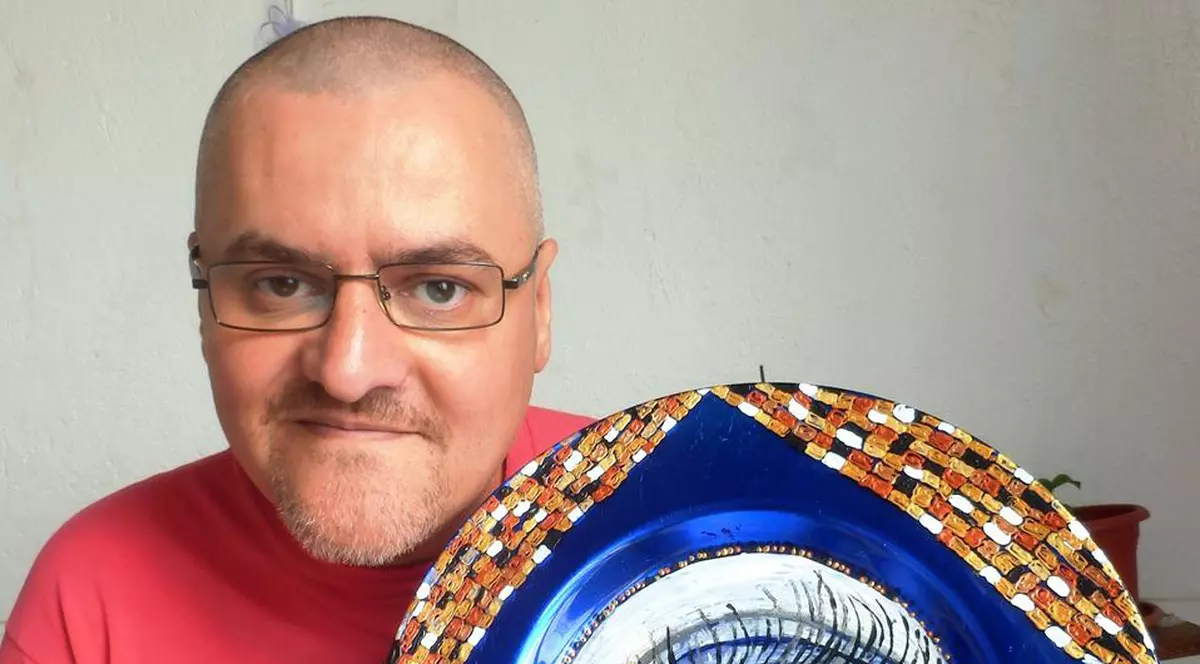 Actorul Cristi Martin, de la reclama: ”Halatu', cât e halatu'?”, la picturi cu cristale Swarovsky sau foiță de aur