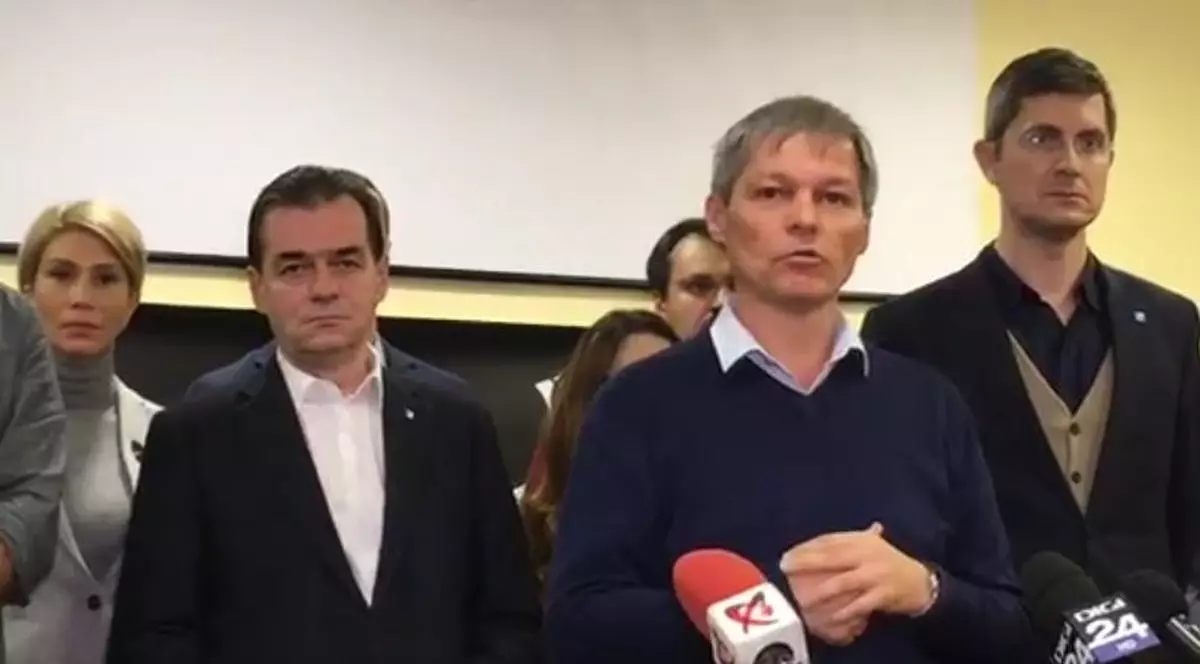 Dacian Cioloș, Ludovic Orban și Dan Barna, împreună la protestul din Piața Victoriei