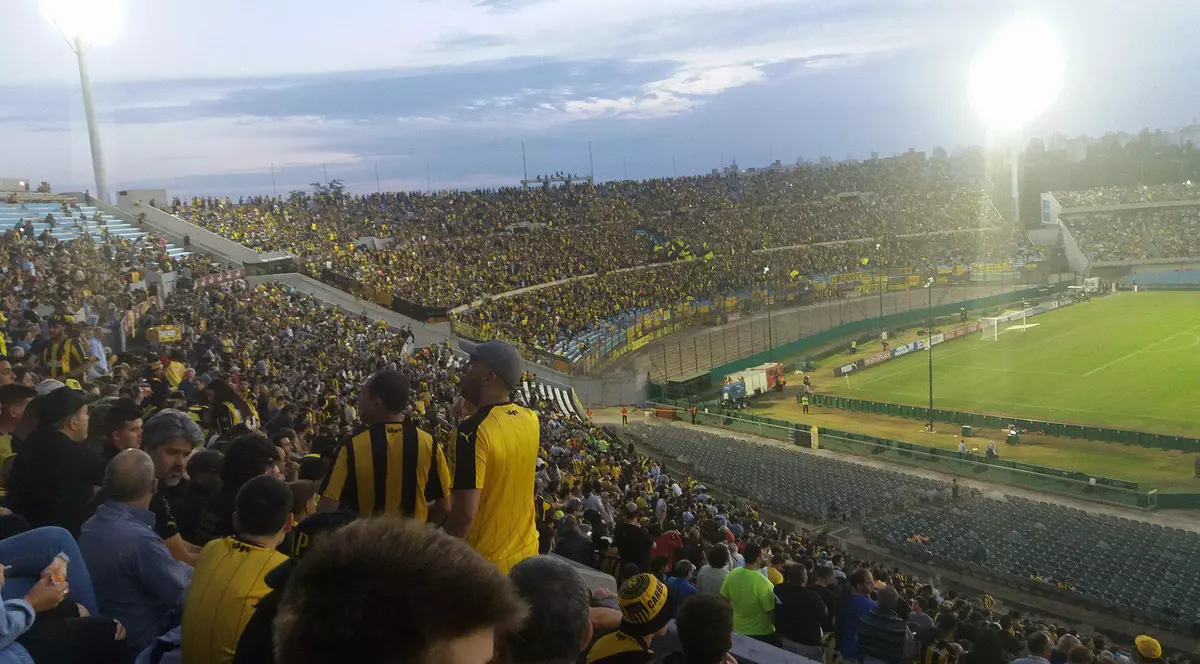 Nebunia de pe “Centenario”. Reporterul Libertatea a asistat la meciul Defensor-Penarol (0-1), din finala campionatului Uruguayului | FOTO și VIDEO