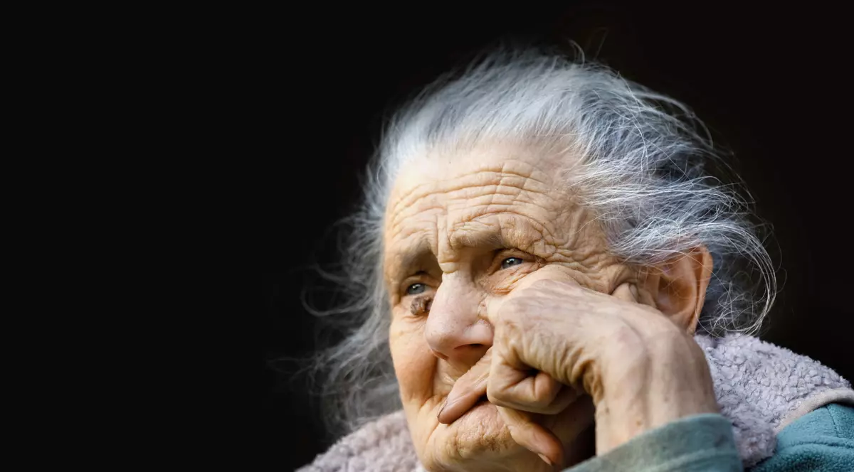 bătrână de 89 de ani atacată de hoți în Piatra Șoimului din Neamț