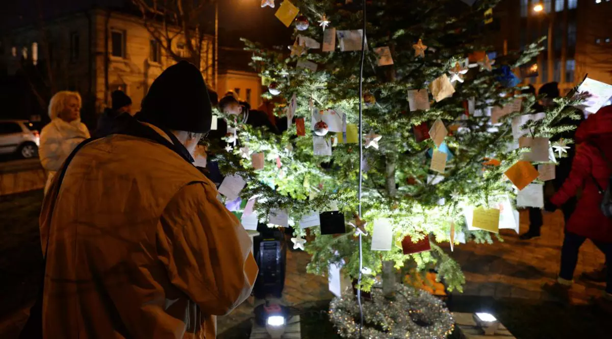 FOTO&VIDEO/ Gânduri așternute pe hârtie pentru victimele de la Colectiv, transformate în ornamente de Crăciun