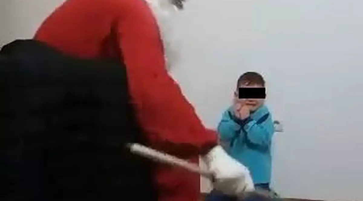 Copil de cinci ani, terorizat de către mama sa de Moș Nicolae cu ajutorul unui bărbat deghizat