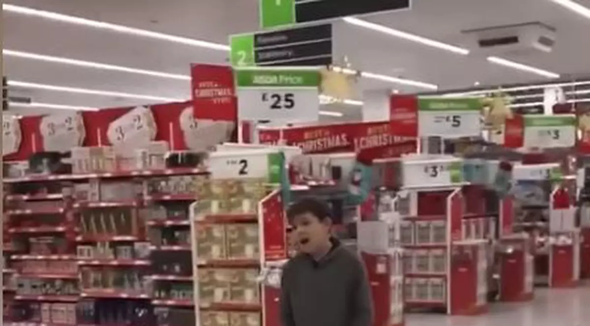 VIDEO VIRAL | Vocea uimitoare a unui copil cu autism se aude acum în toată lumea. A șocat audienţa cântând în mijlocul unui magazin