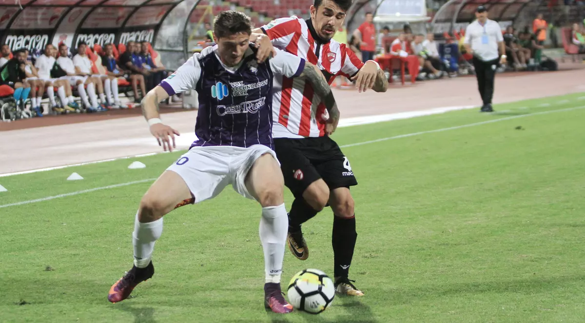 Liga 1, etapa 22. ACS Poli Timișoara - Dinamo. În tur, bănățeanul Șeroni (stânga) i-a luat fața lui Hanca