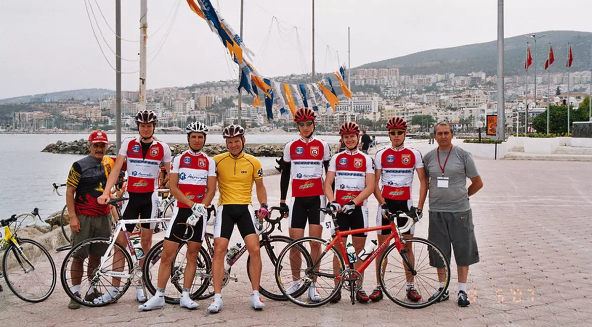 Sportul românesc, în doliu. A murit campionul de ciclism George Negoescu. Negoescu, primul din stânga, alături de echipa Dinamo, în Turul Turciei din 2008