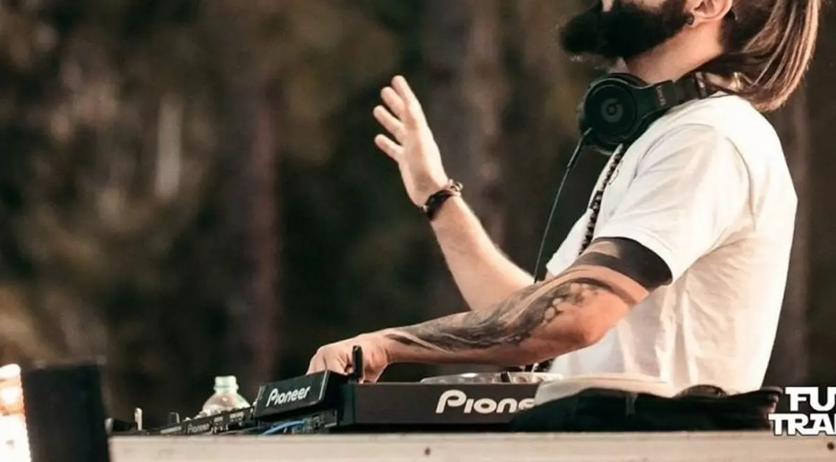 VIDEO/ Un DJ celebru a murit. Scena pe care se afla s-a prăbuşit. Imagini șocante