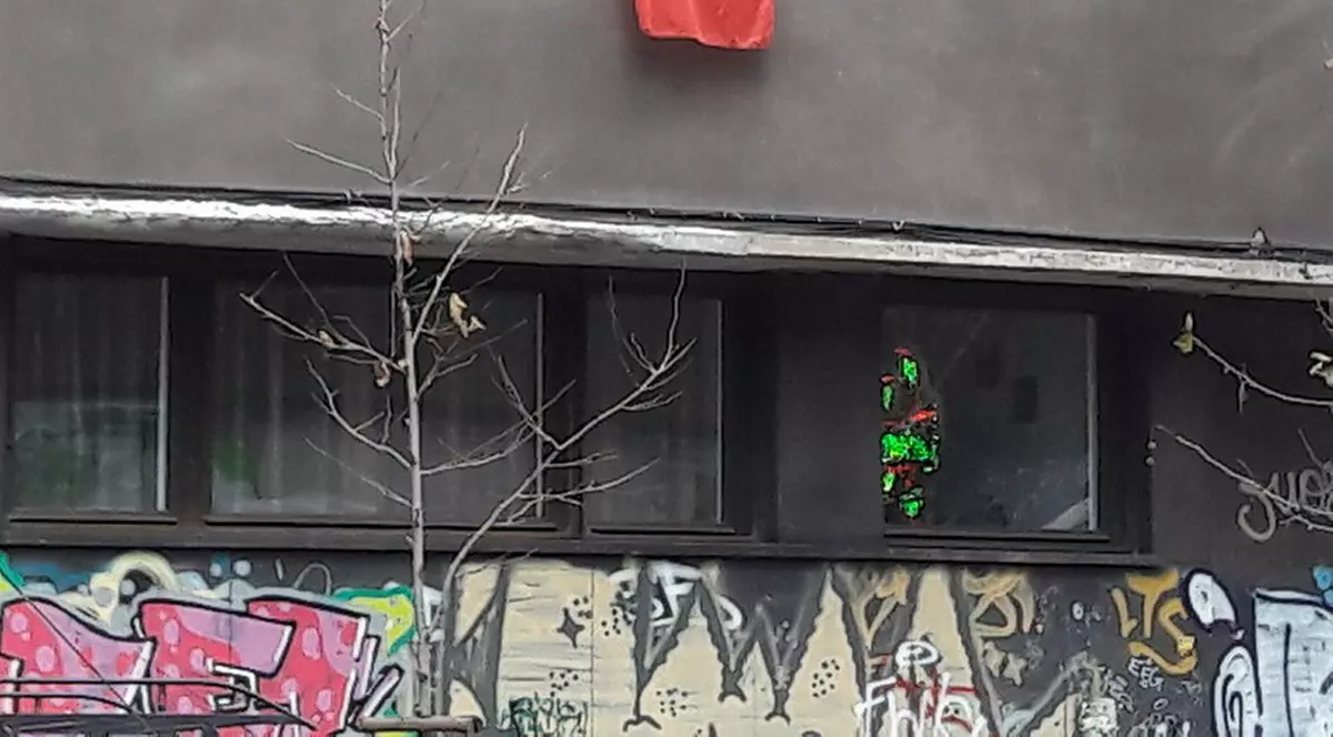 Românii au arborat la geamuri drapelul României cu doliu