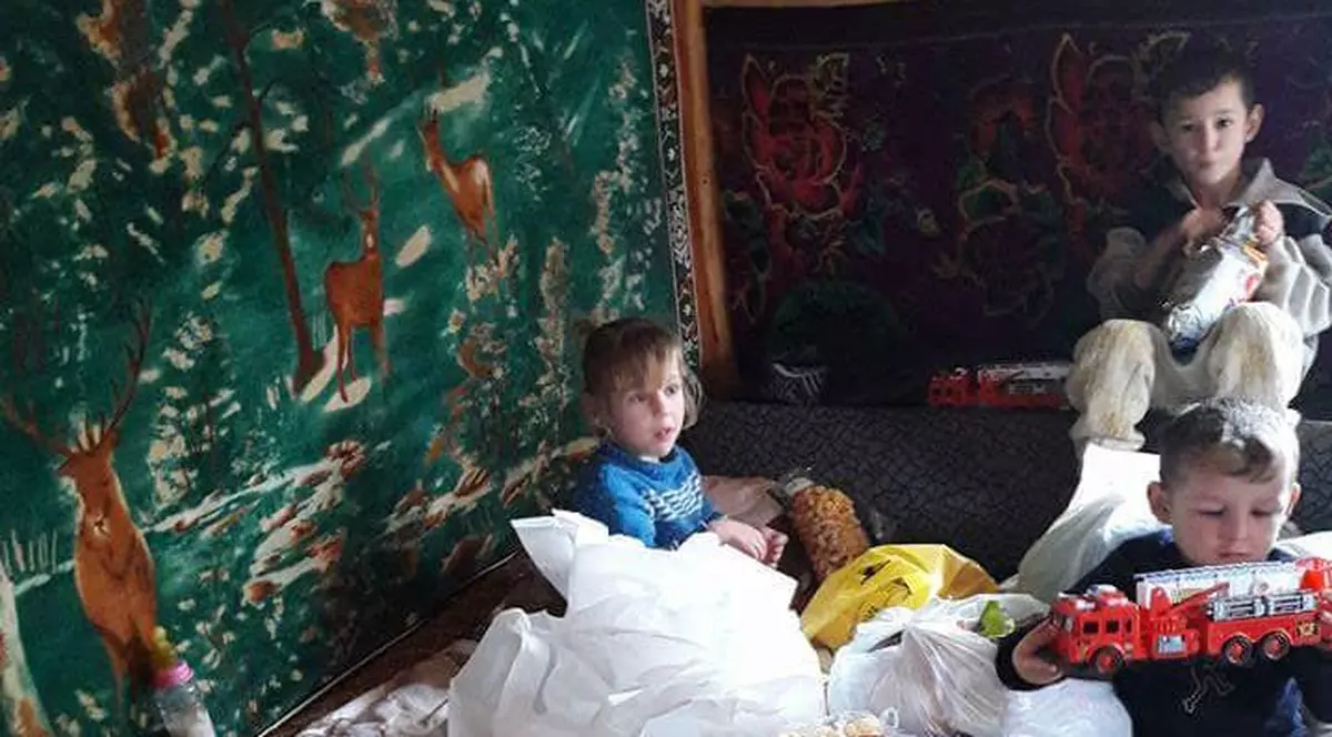 Sărăcie lucie într-o familie din Dolj. Moș Crăciun a ajuns în sfârșit și la ea