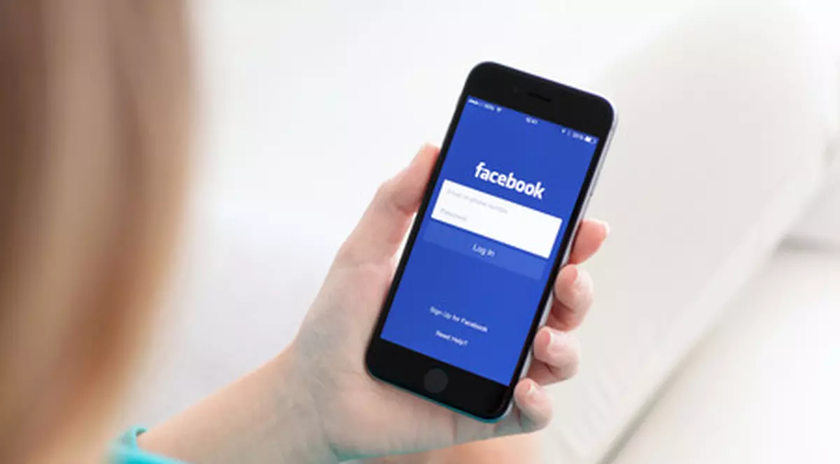 Închisoare și amenzi usturătoare pentru părinții care pun imagini cu copii pe Facebook