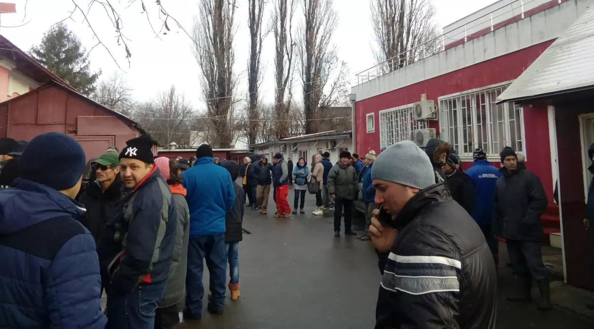 Galaţi: Protest al angajaţilor Calorgal; muncitorii au ieşit în curtea unităţii nemulţumiţi de neplata salariilor
