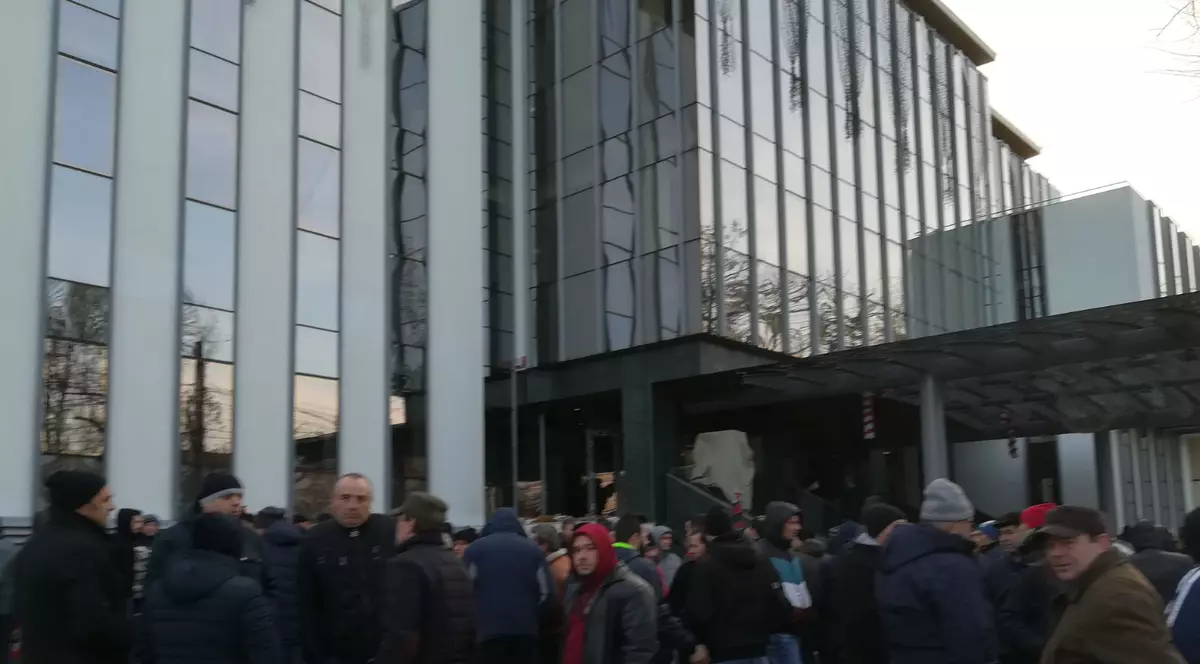 O sută de angajaţi ai societăţii de transport public Galați au ieşit în stradă nemulţumiţi că nu şi-au primit salariile