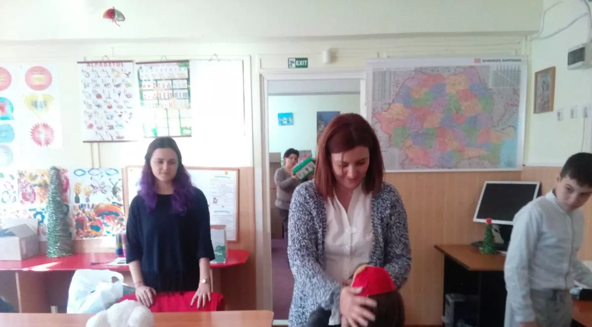 Au parte doar uneori de o masă caldă pe zi și îl așteaptă cu înfrigurare pe Moș Crăciun