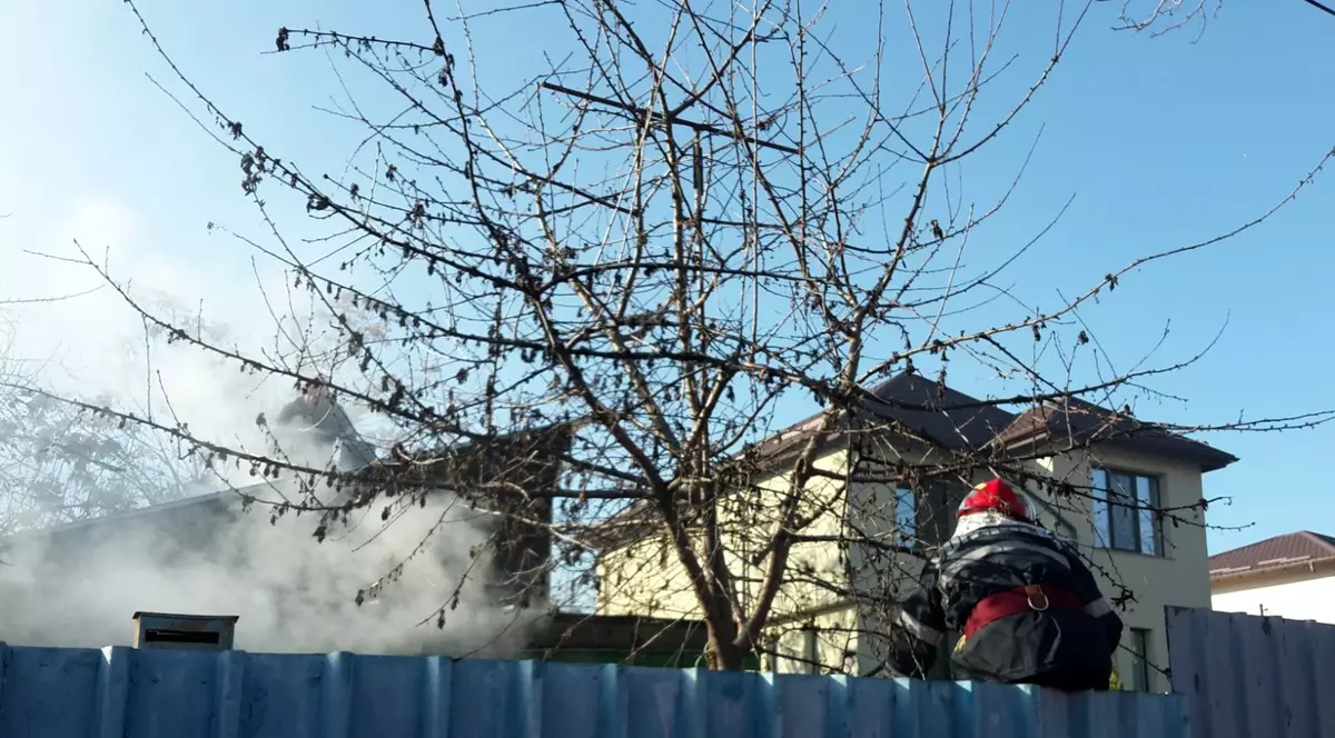 O femeie, de 89 de ani, şi un bărbat, de 69 de ani, din Galaţi, au murit, vineri, în urma unui incendiu produs la locuinţa în care se aflau, cel mai probabil din cauza unei sobe exploatată necorespunzător sau cu defecţiuni. Incendiul s-a produs vineri în jurul orei 13.00 la o casă din municipiul Galaţi situată pe strada Ştiinţei, potrivit reprezentanţilor ISU Galaţi. "Pompierii care au intervenit au găsit două persoane decedate, o femeie de 89 de ani care avea probleme medicale şi nu se putea deplasa, dar şi un bărbat de 69 de ani. Cauza probabilă este o sobă fără acumulare de căldură, exploatată necorespunzător ori cu defecțiuni", a spus purtătoruld e cuvânt al isu Galaţi, Eugen Chiriţă. Pompierii acţionează şi în prezent cu două autospeciale cu apă și spumă acţionează pentru lichidarea ultimelor focare ale incendiului. Din câte se pare, cele două victime sunt mamă şi fiu.